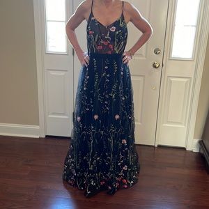 JJ’s House Never Worn Before - Black dress with flower embroidery